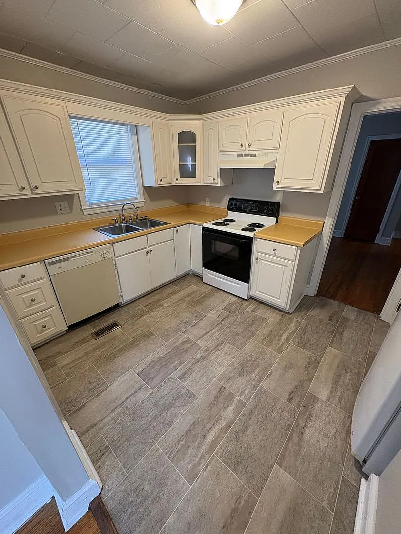 3 Bedroom 1 Bath House — Photo 4