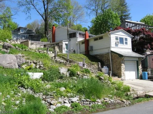 21 Walton St, Stanhope, NJ 07874