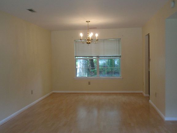 5th image of 110 Wallace Ct