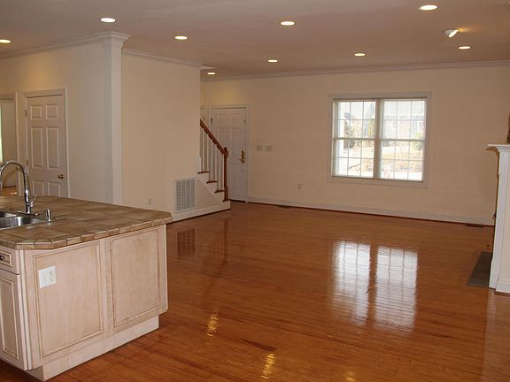 5th image of 82 Woodridge Ln