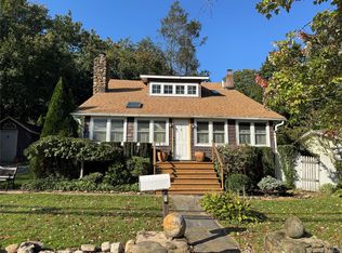 7 Warner Ave, Roslyn Heights, NY 11577