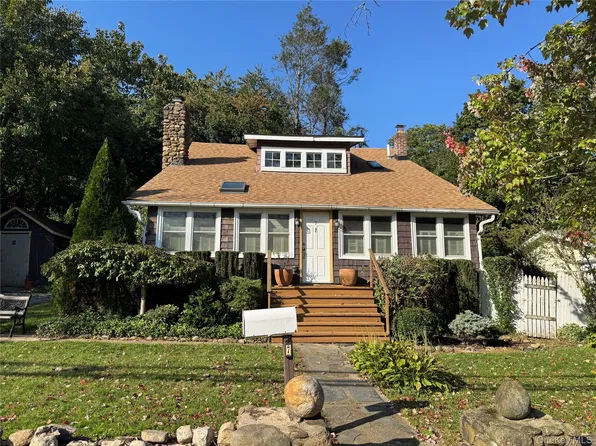 7 Warner Ave, Roslyn Heights, NY 11577