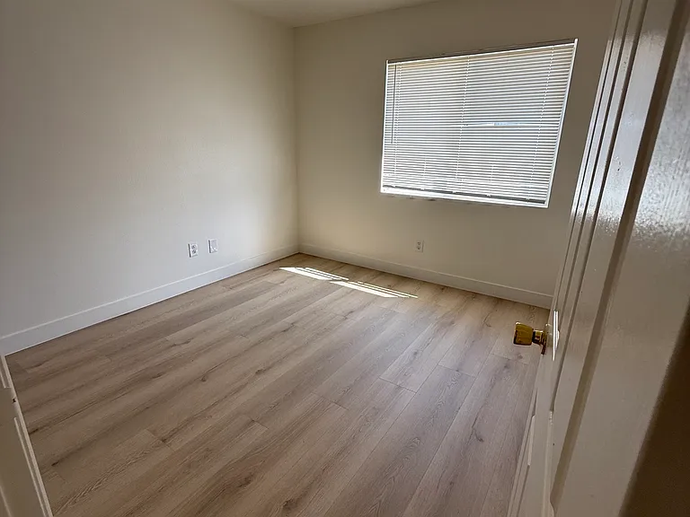 652 Avondale Dr — Photo 14