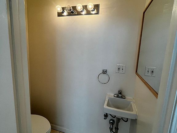 Guest bath on main floorU