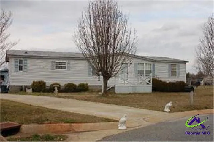 110 Brighton Dr — Photo 1