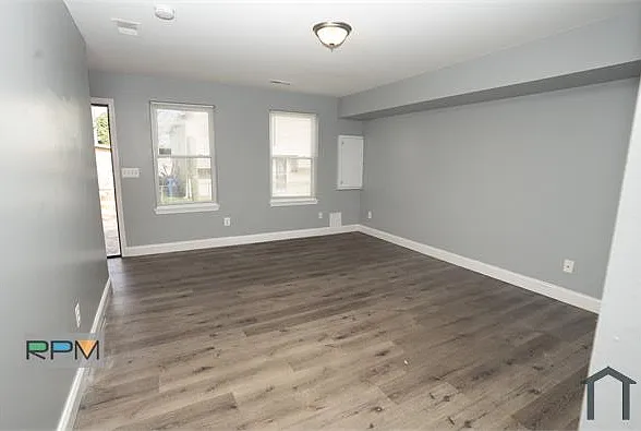 439 Freeman St — Photo 5