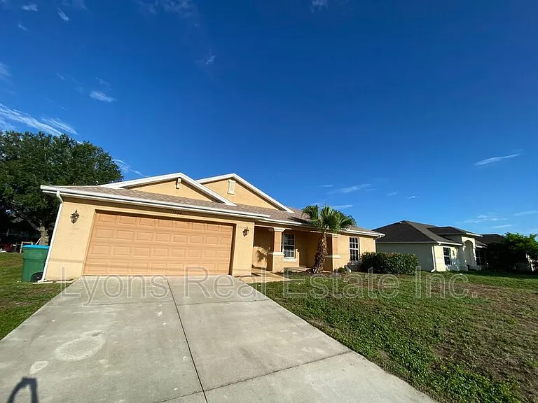 1104 NW 11th Pl — Photo 2