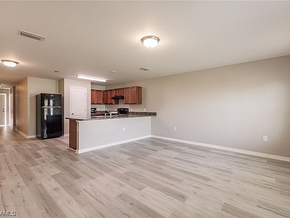 5th image of 611 NW 27th St