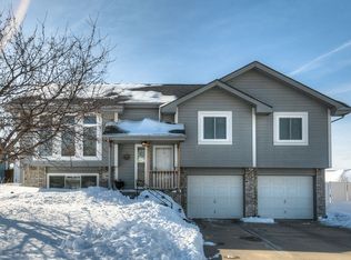 708 Eagle View Dr, Papillion, NE 68133