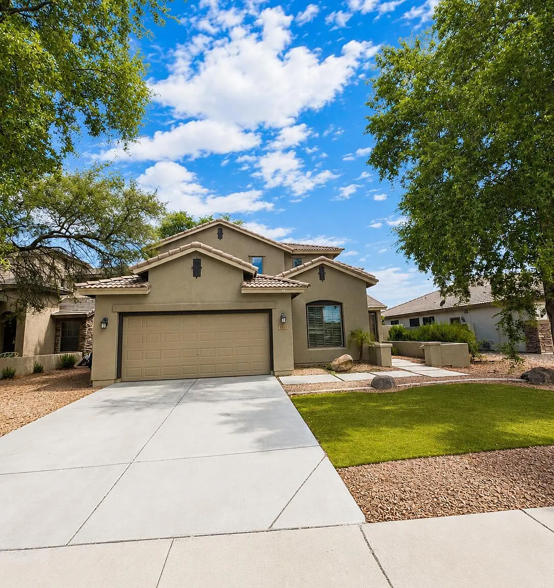 4 bed, 7.0 bath, 2374 sqft, $3,200 — Photo 1