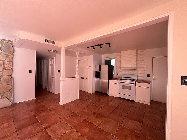 8409 Topanga Canyon Blvd — Photo 24