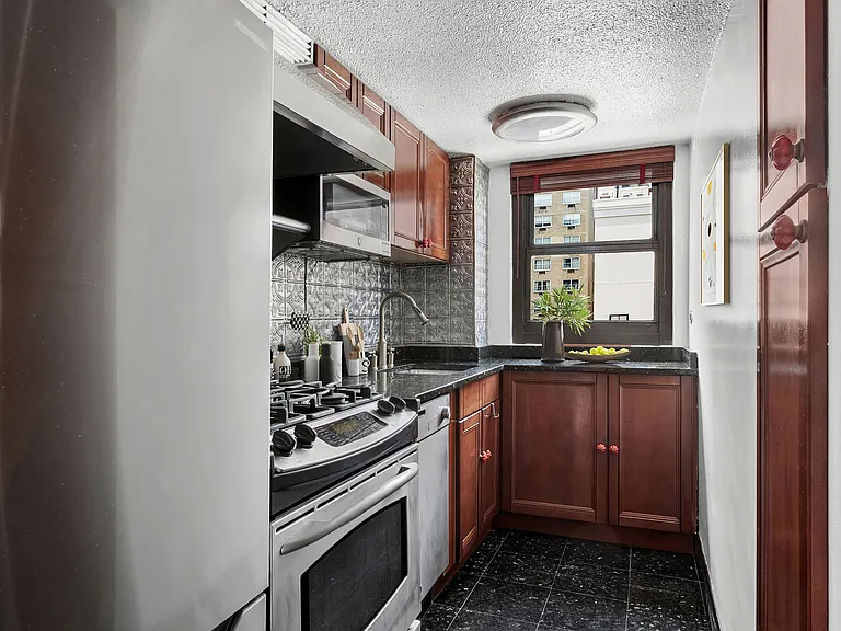 520 E 81st St #11C — Photo 4