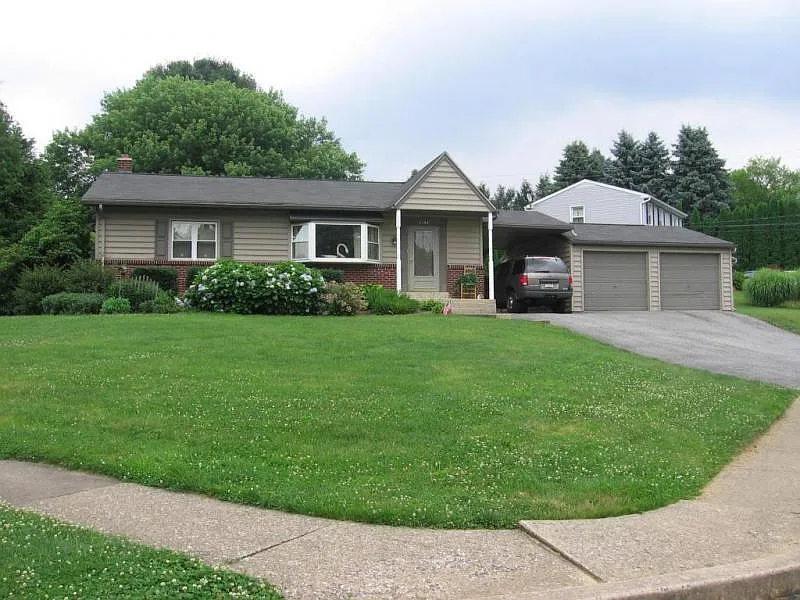 1327 Manor Blvd photo 1