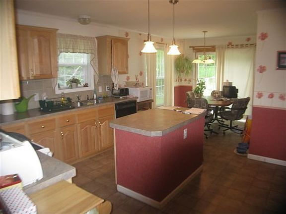5th image of 2 Easton Dr
