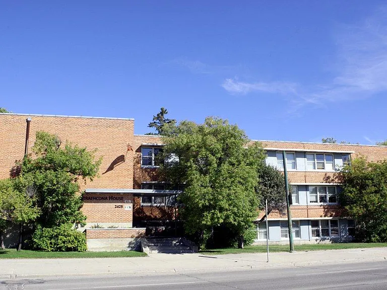 2425 Portage Ave — Photo 3