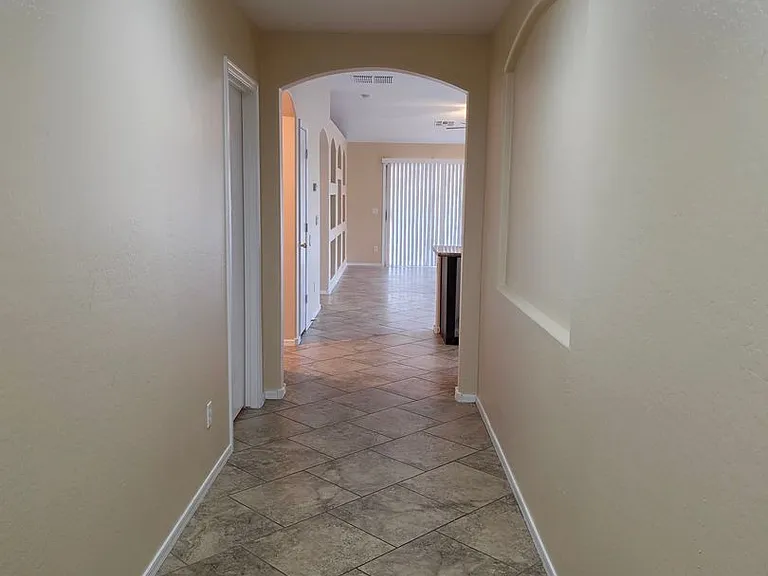 7805 S 48th Ln — Photo 3