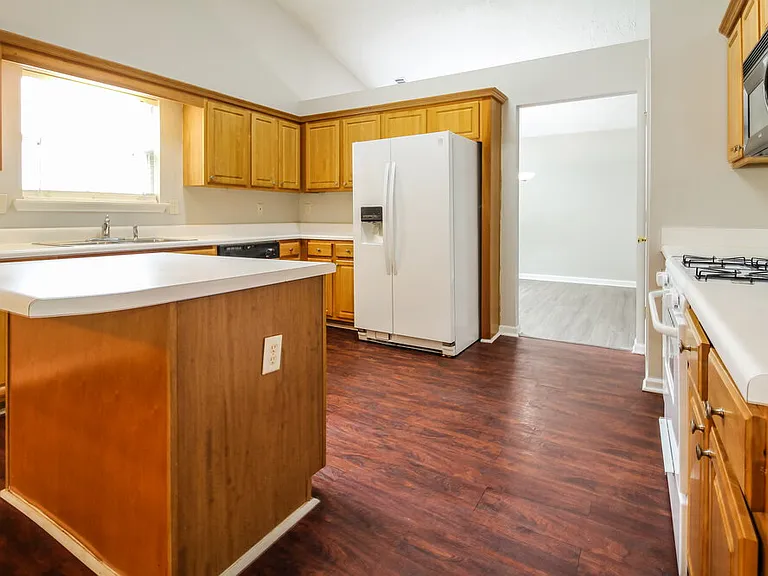 5729 Lakeview Cir — Photo 9