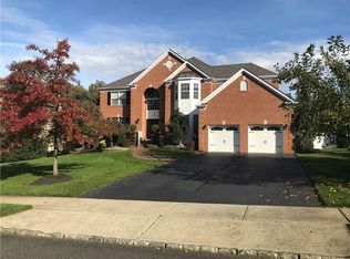 2 Spruce Meadows Dr, Monroe Township, NJ 08831