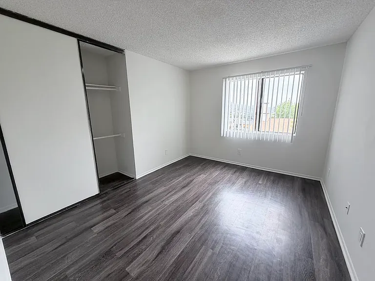 HILLHAVEN APARTMENTS — Photo 17