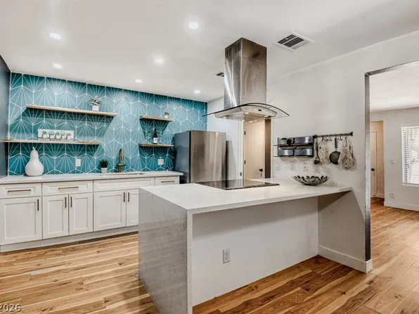 5091 Village Dr, Las Vegas, NV 89142