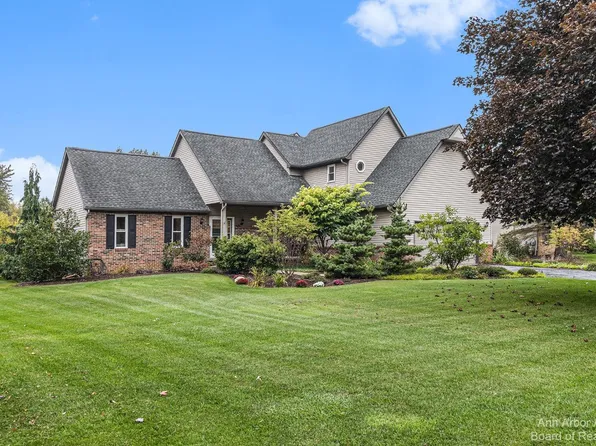 57761 Apple Ln, New Hudson, MI 48165