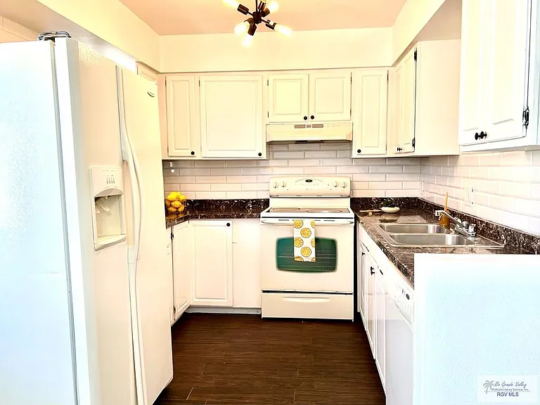 3908 Las Palmas Cir — Photo 10