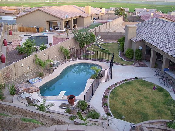 Back yard w/Pool 