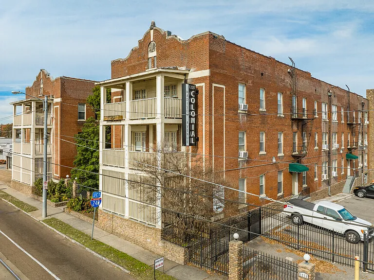 Colonial Apartments — Photo 8