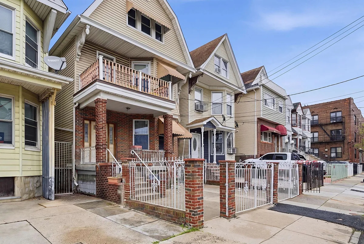 Building Photo - 18 Boyd Ave #2
