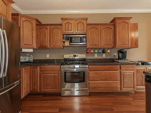 3rd image of 692 N Elmwood Ave