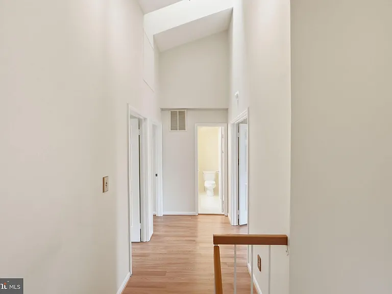 8715 Delcris Dr — Photo 17