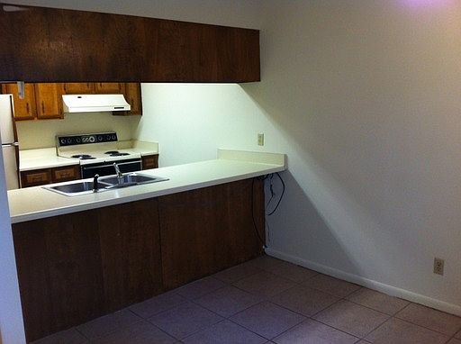 3rd image of 10 Wooddale Dr APT B