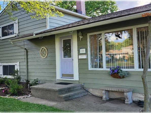 910 West Dr, Sheffield Lake, OH 44054