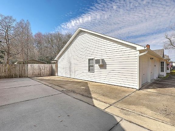 4th image of 8639 Deerwood Dr
