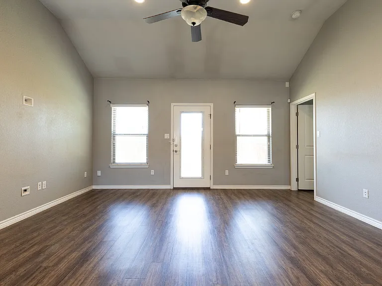 120 Navarro Xing — Photo 15