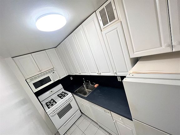 4th image of 54-40 Little Neck Pkwy APT 3P