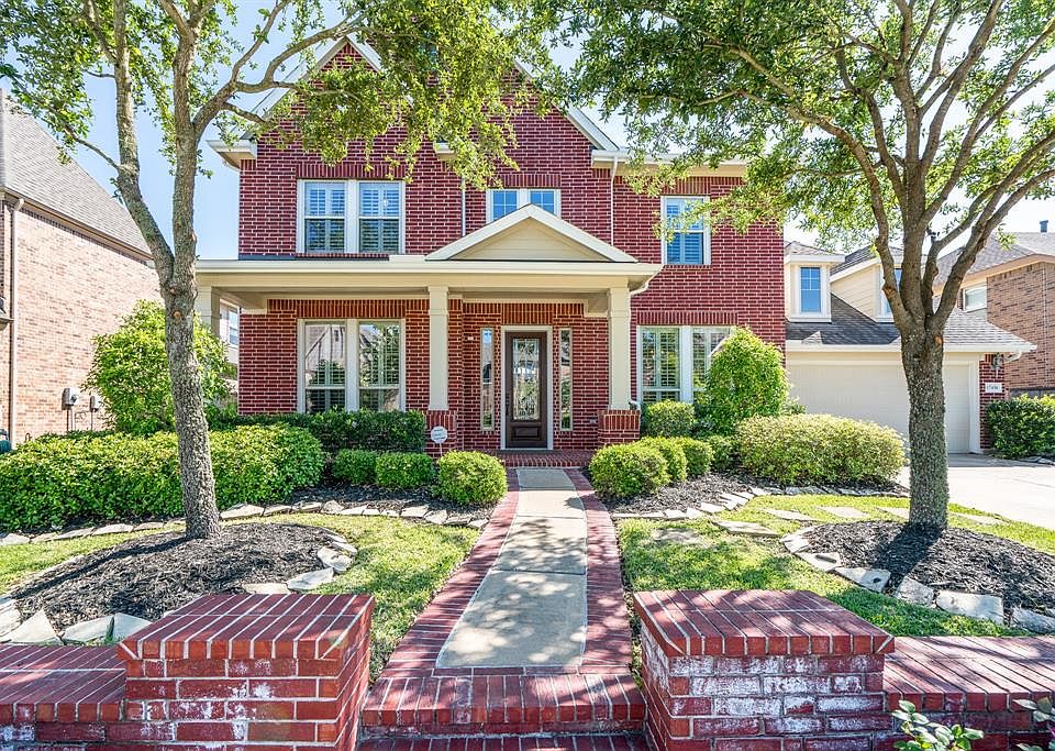 Beautiful 2-story David Weekley home is ready for a new family. Walking distance to lake and walking trails.