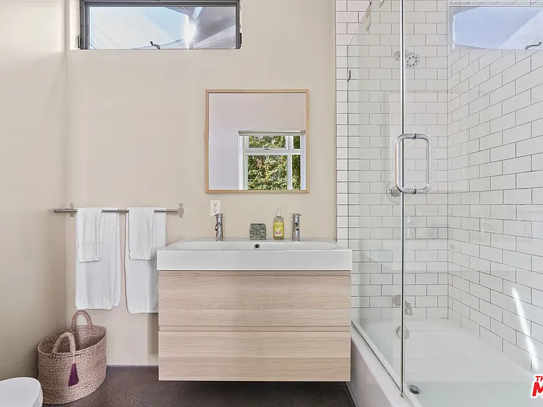 1613 Cabrillo Ave — Photo 16
