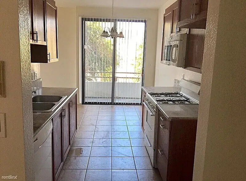 2 bed, 2.0 bath, 1100 sqft, $2,200 — Photo 2