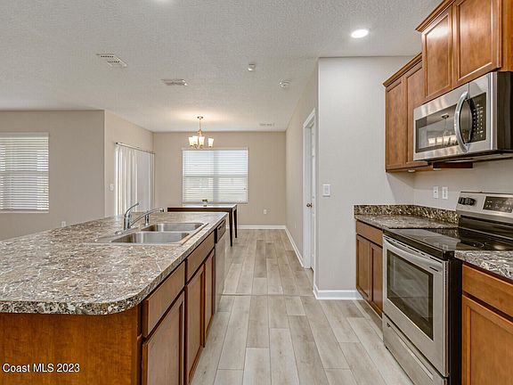 5th image of 284 Moray Dr SW