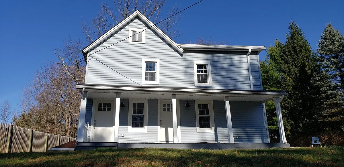 Front view. Door on right. Apartment on first floor. - 21 W Hanover Ave #1