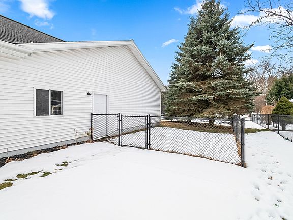 3rd image of 493 Salem Dr