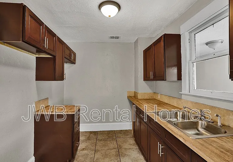 1316 W 31st St — Photo 3