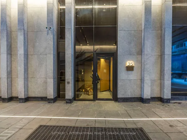 35 Mercer St #2410, Toronto, ON M5V 0V1