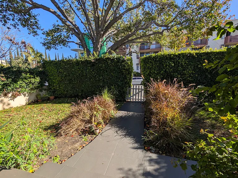 849 N West Knoll Dr — Photo 8