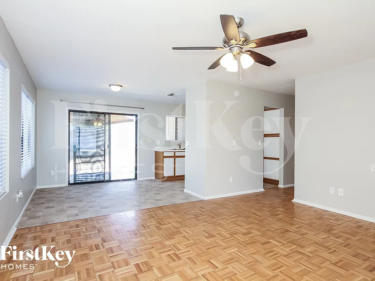 3132 W Robin Ln — Photo 4