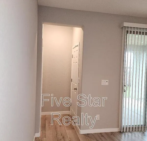 2203 Woodlet St — Photo 3