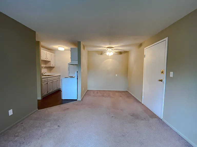Holland Gardens Apartments — Photo 21