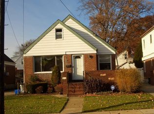 98 North Dr, Valley Stream, NY 11580