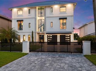18 Pelican St E, Naples, FL 34113
